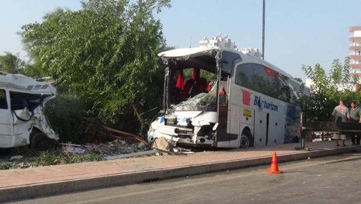 Son dakika Mersin de yolcu otobüsü duvarı yıkarak devrildi 37 kişi