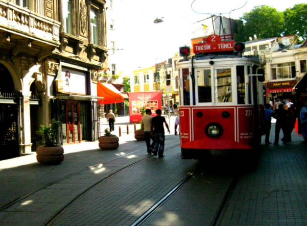 Beyoğlunun simgesi tramvayın akıbeti