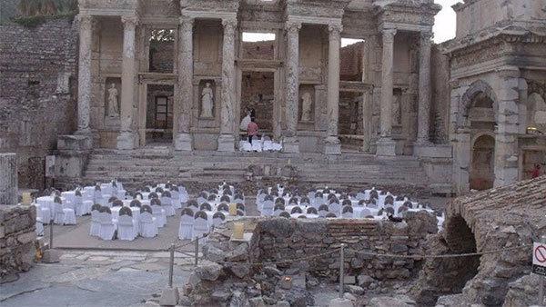 Efes Antik Kentinde sünnet düğünü mü oldu