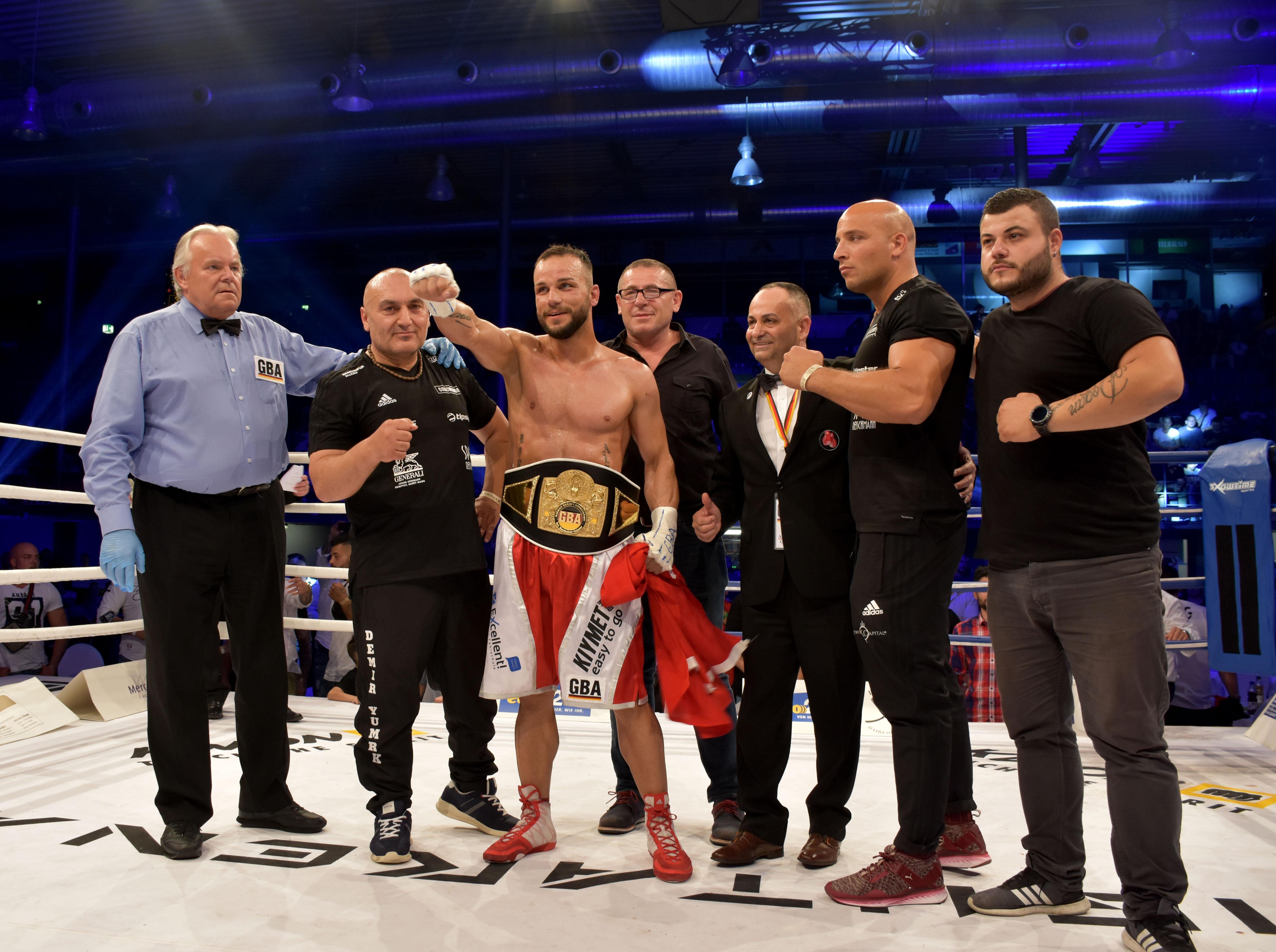 Almanya’da yaşayan Türk boksör Altay altın kemer kazandı