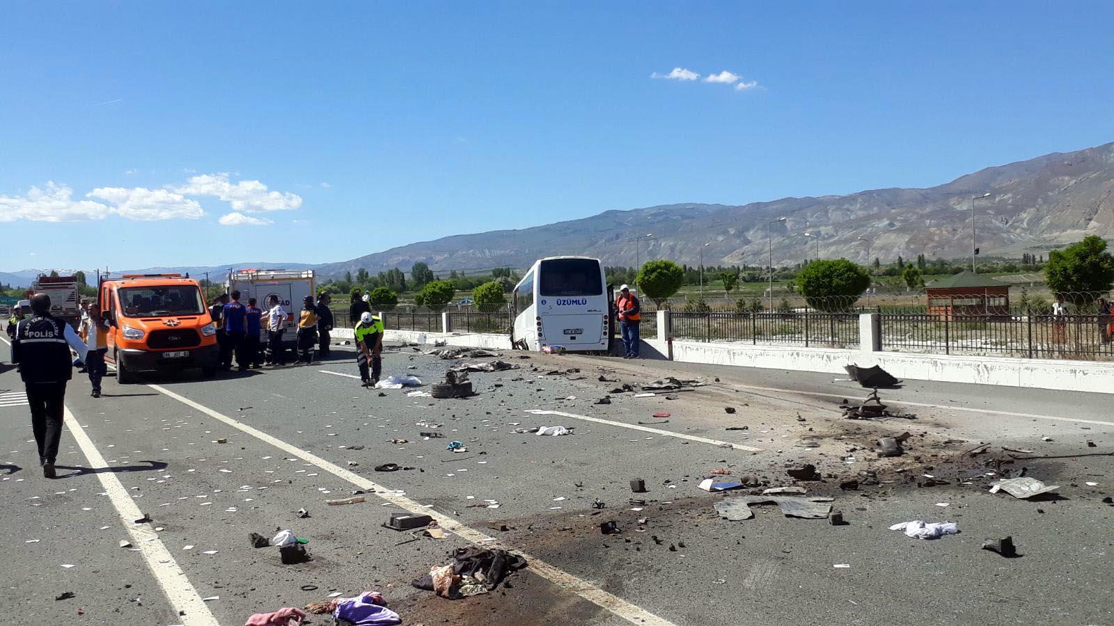 Halk otobüsü ile otomobil çarpıştı: 3 ölü, 15 yaralı