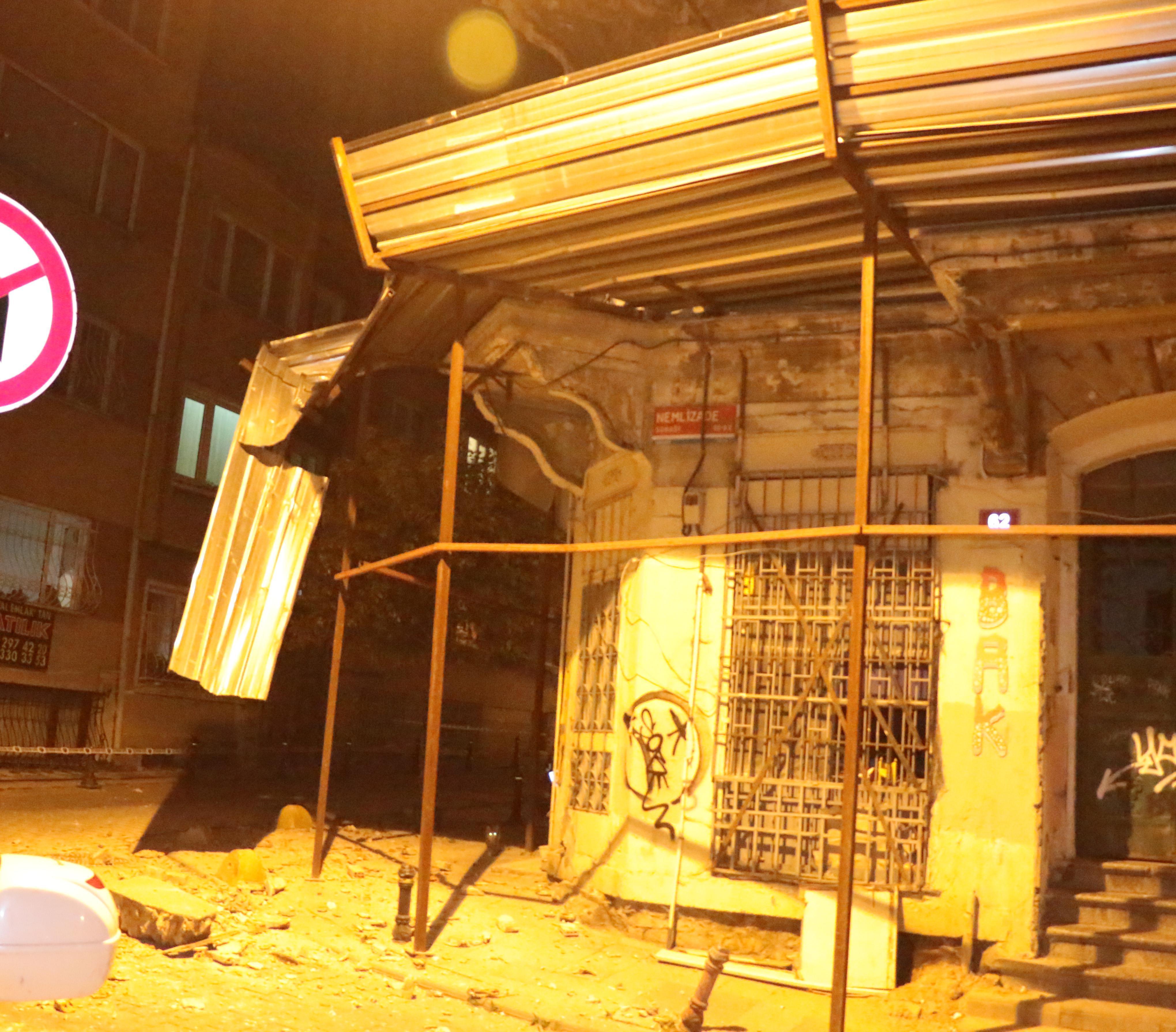 Kadıköy’de tarihi binadan kopan parçalar yola düştü