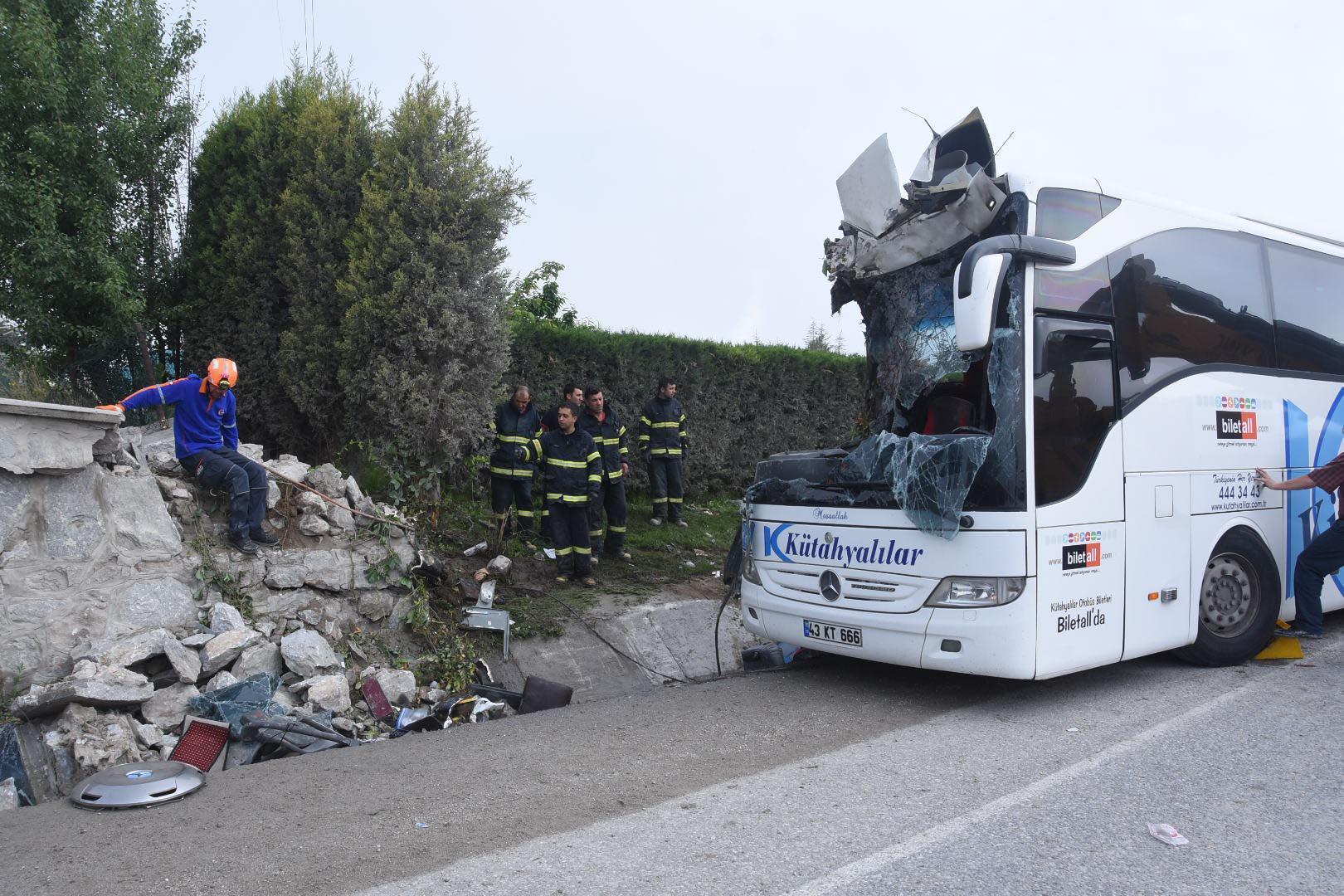 Kütahyada otobüs devrildi: 2 ölü, 16 yaralı