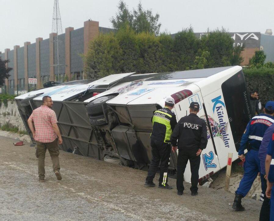 Kütahyada yolcu otobüsü devrildi: 1 ölü, 17 yaralı