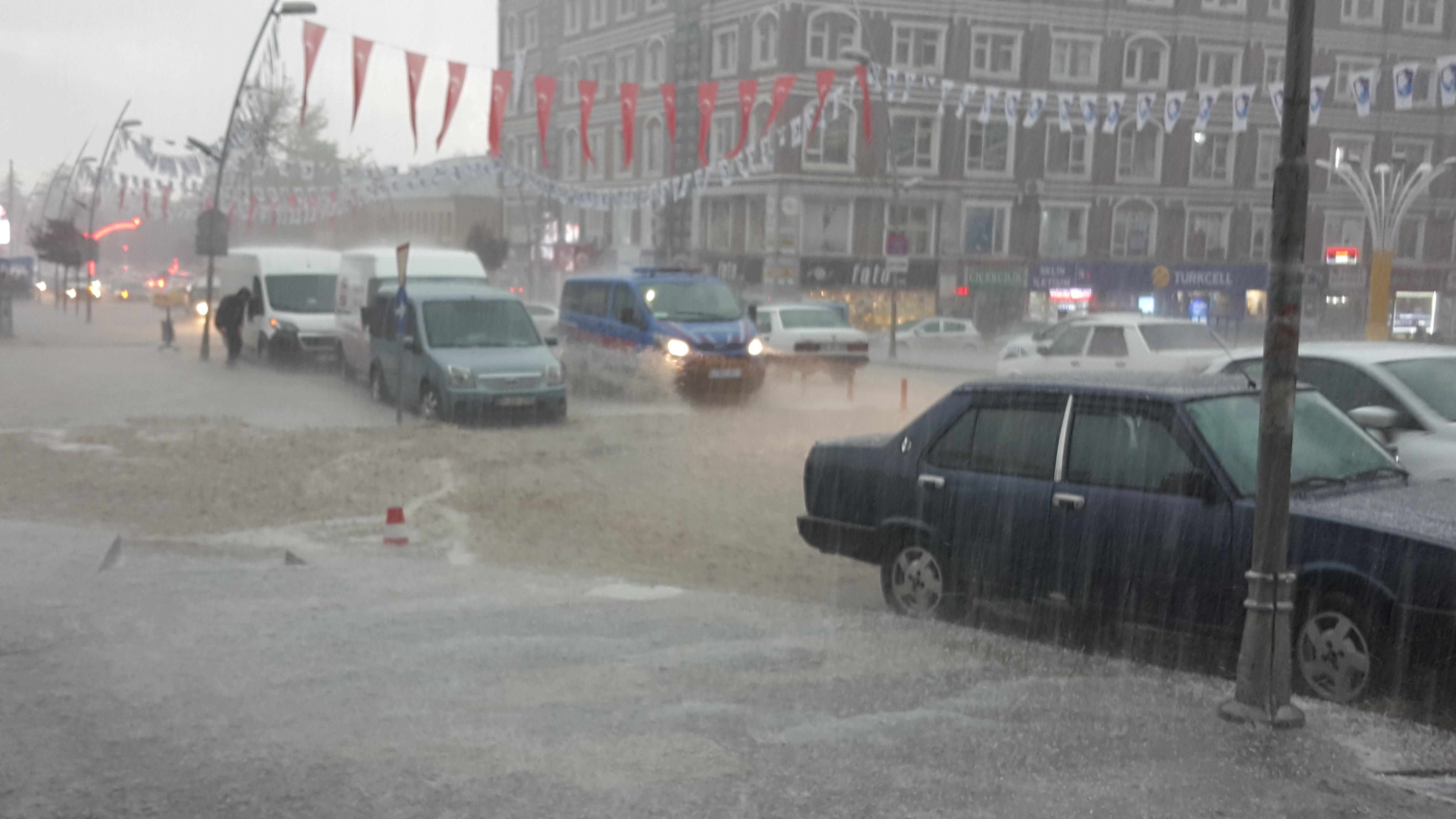 Erzurumda aşırı yağış sırasında yolda açılan çukur kamyoneti yuttu