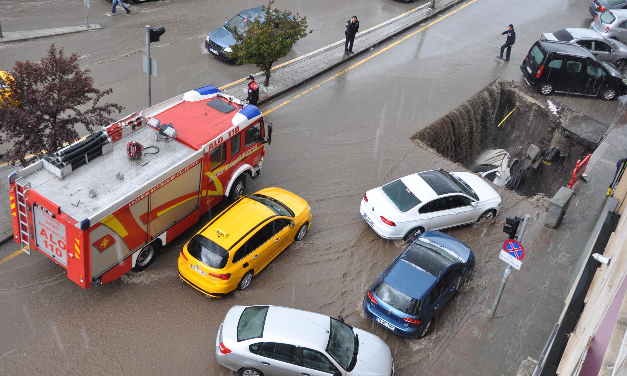 Erzurumda aşırı yağış sırasında yolda açılan çukur kamyoneti yuttu