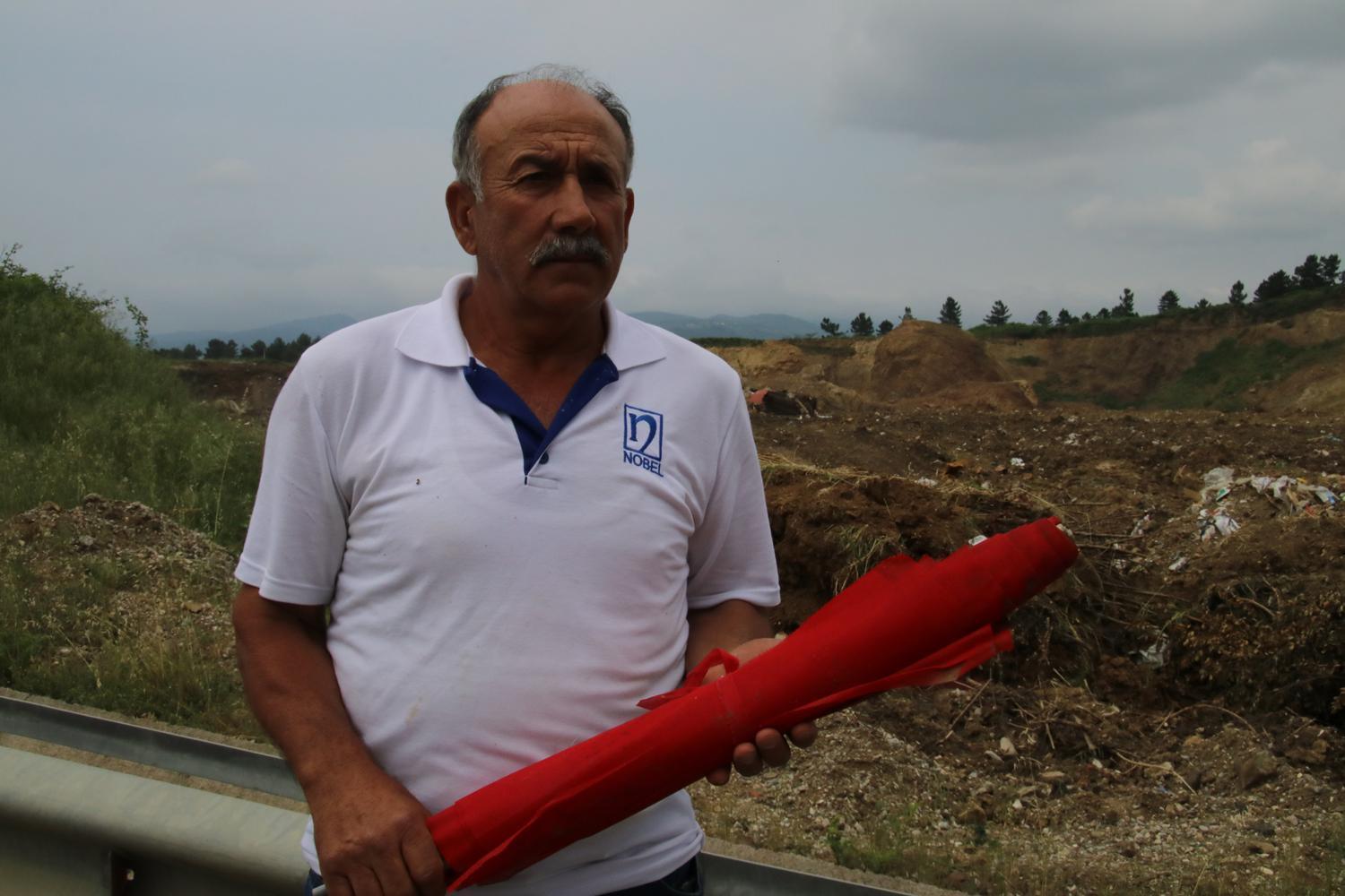 Koyun otlatmak için gittiği alanda çöpe atılmış Türk bayraklarını buldu