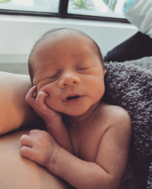 John Legend-Chrissy Teigen çifti bebeklerinin ilk fotoğrafını paylaştı