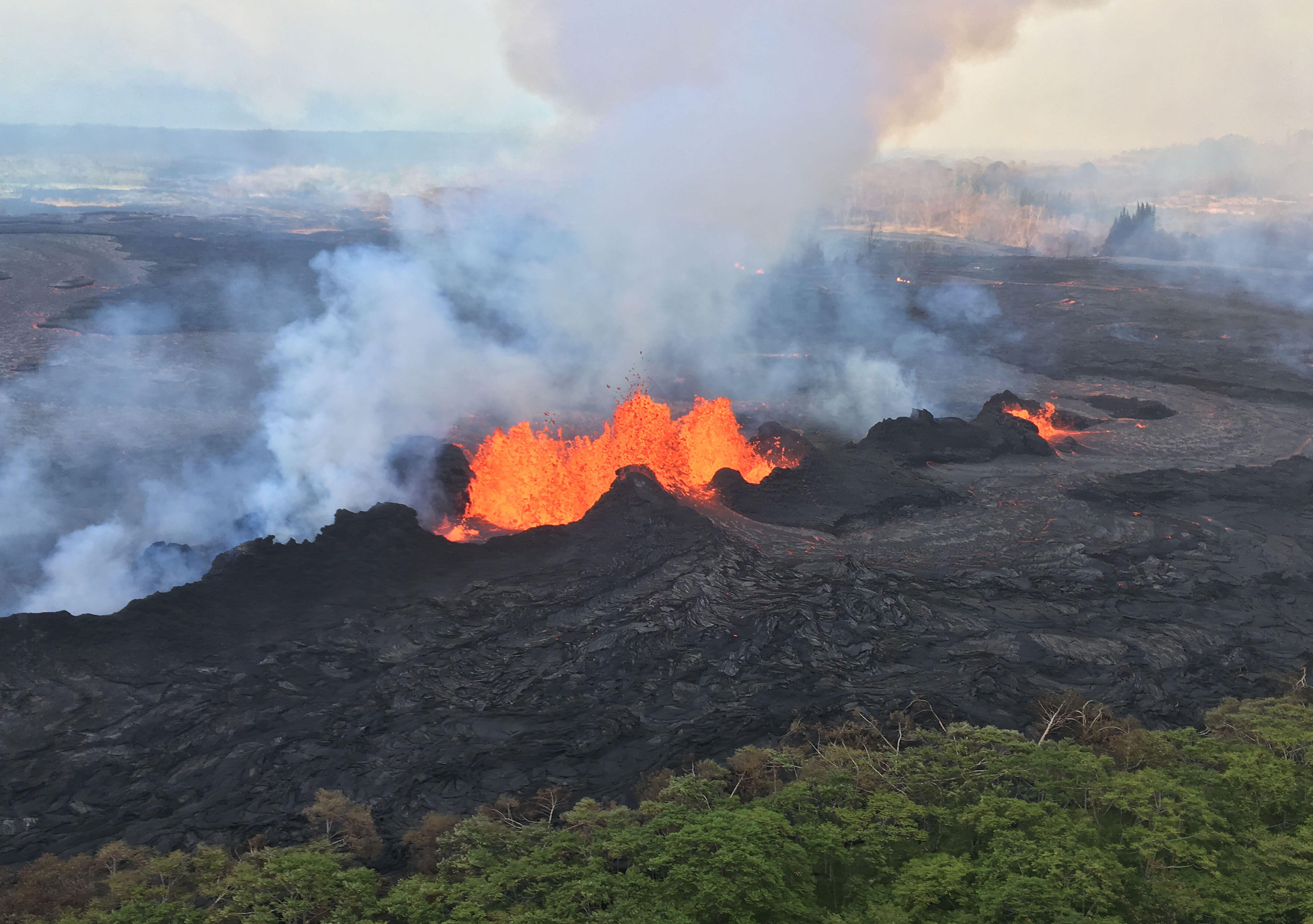 Hawaiide volkan patlamasının yol açtığı yarıklardan mavi alevler çıkıyor