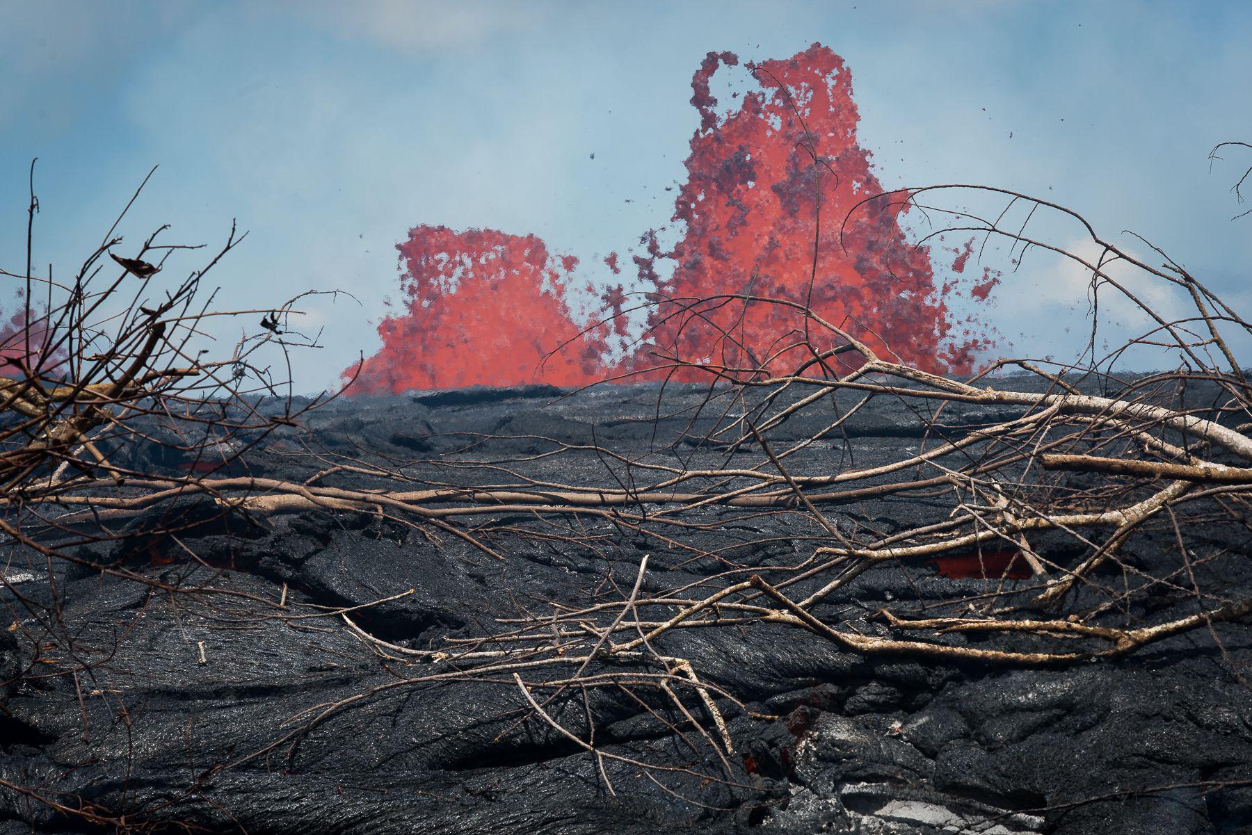 Hawaiide volkan patlamasının yol açtığı yarıklardan mavi alevler çıkıyor