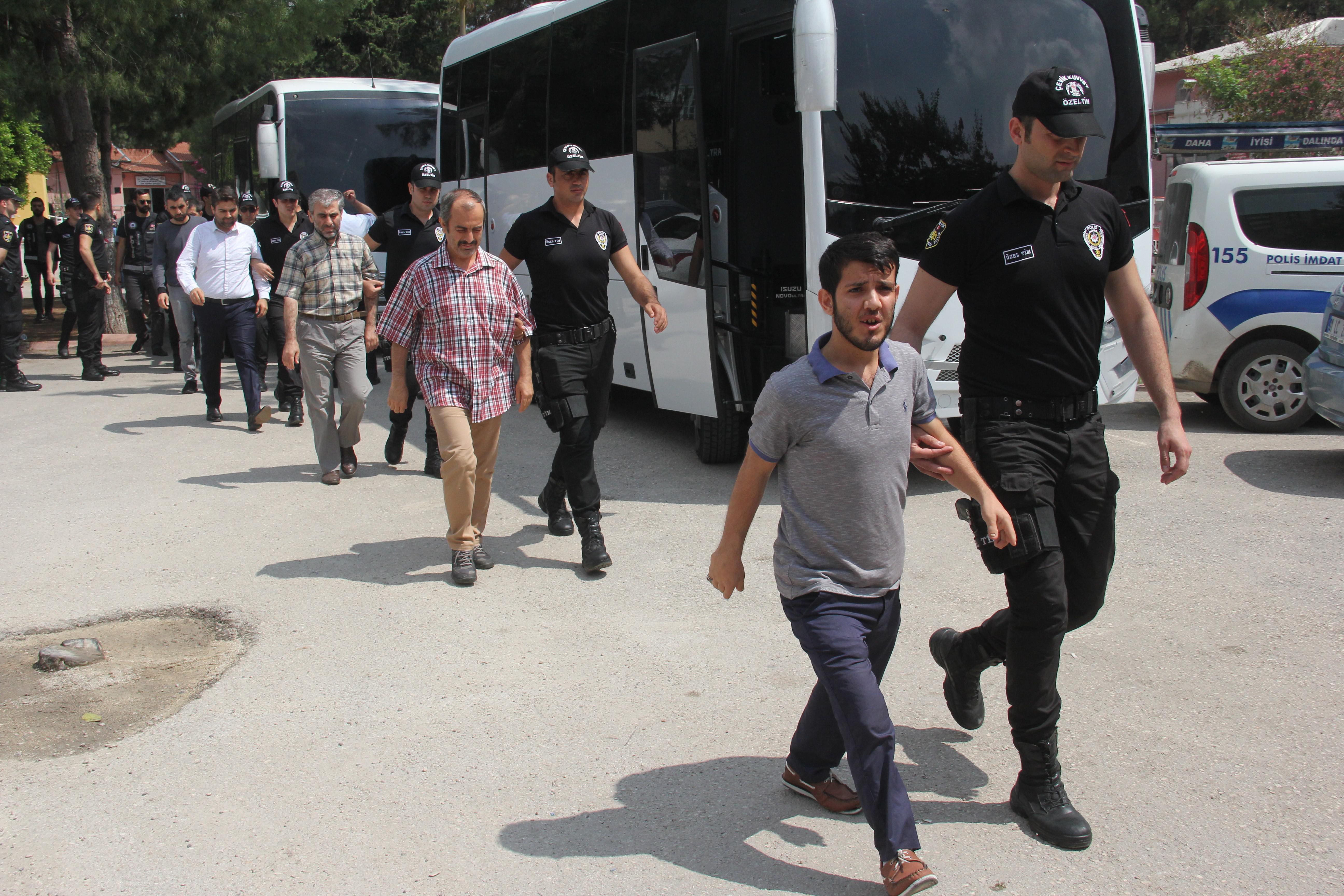 Adanada FETÖ şüphelisi 32 asker adliyeye sevk edildi