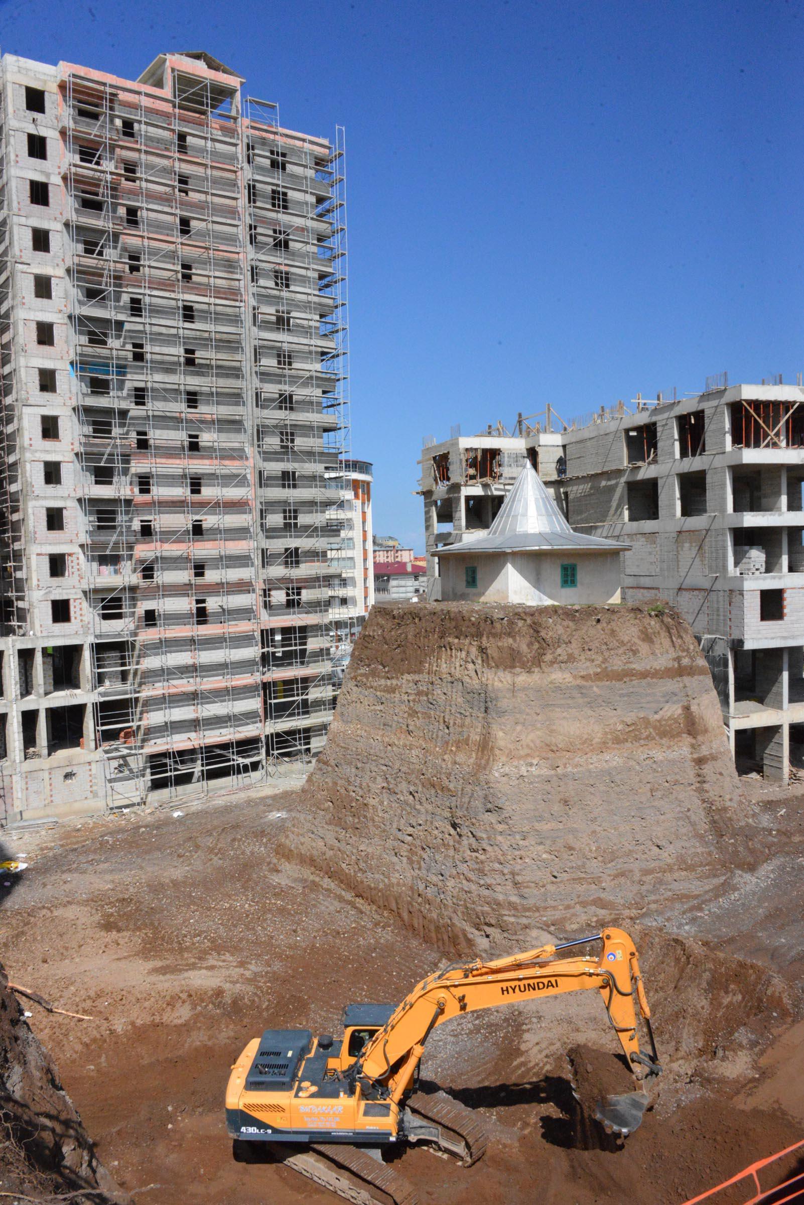 Erzurumda türbe olduğu iddiasıyla yıkılamayan yapı inşaatların ortasında kaldı