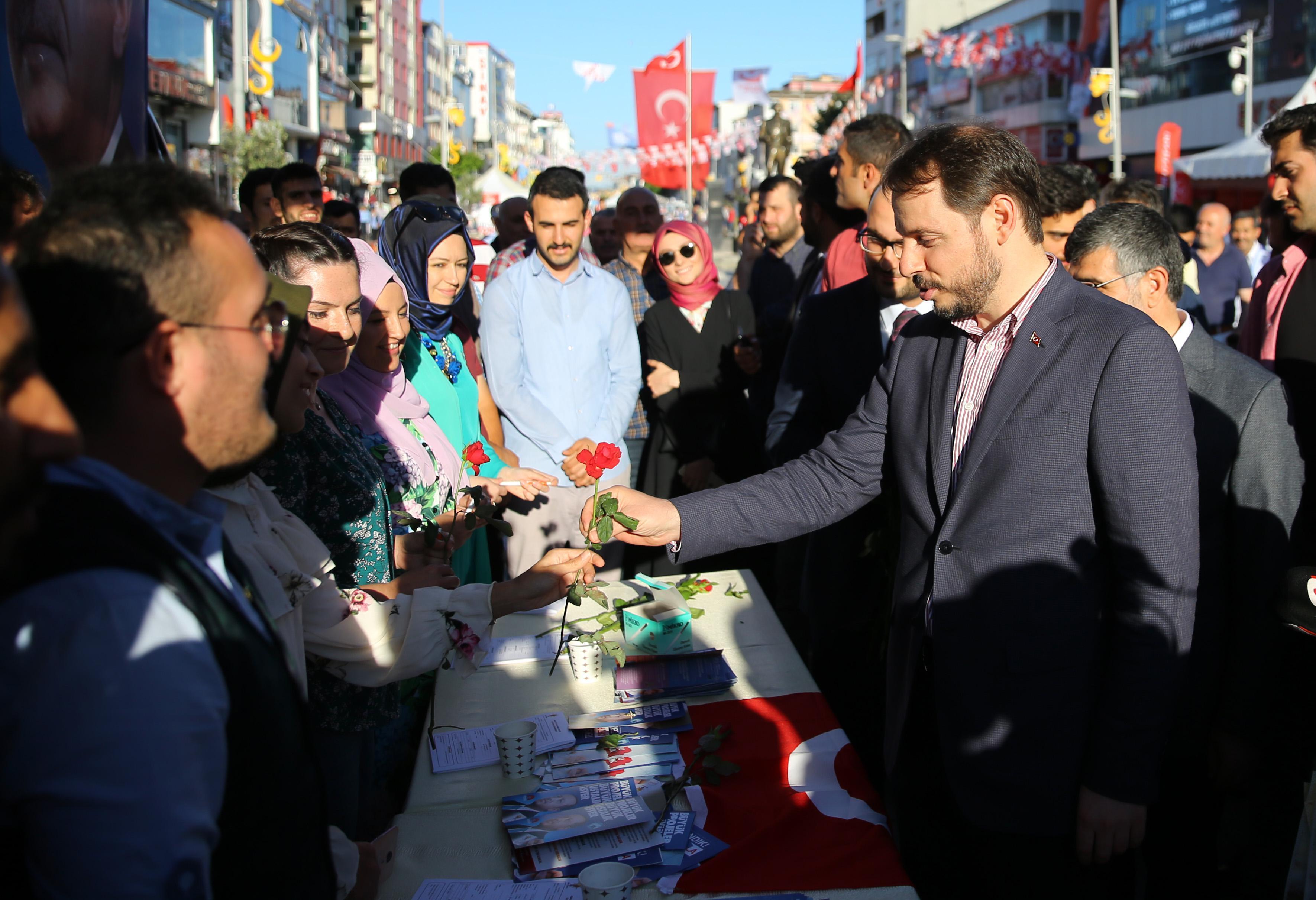 MHP seçim standında görevlilerle sohbet eden Bakan Albayraktan Cumhur İttifakı mesajı