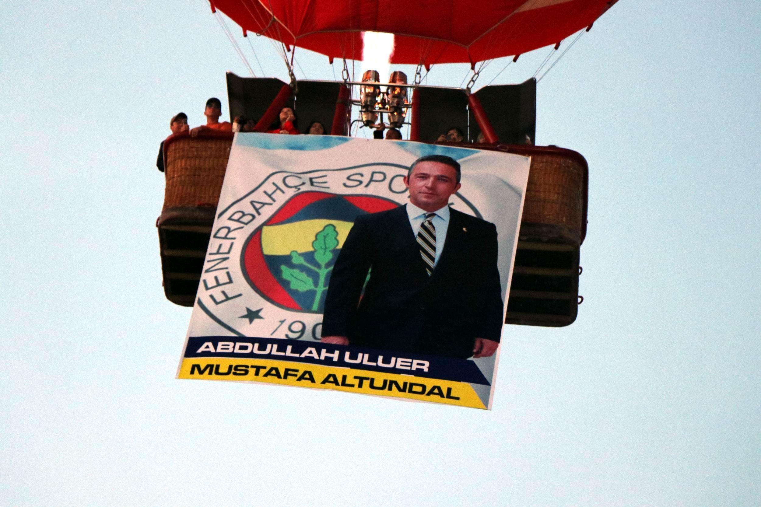 Kapadokyada Ali Koç posteri ile balon turu