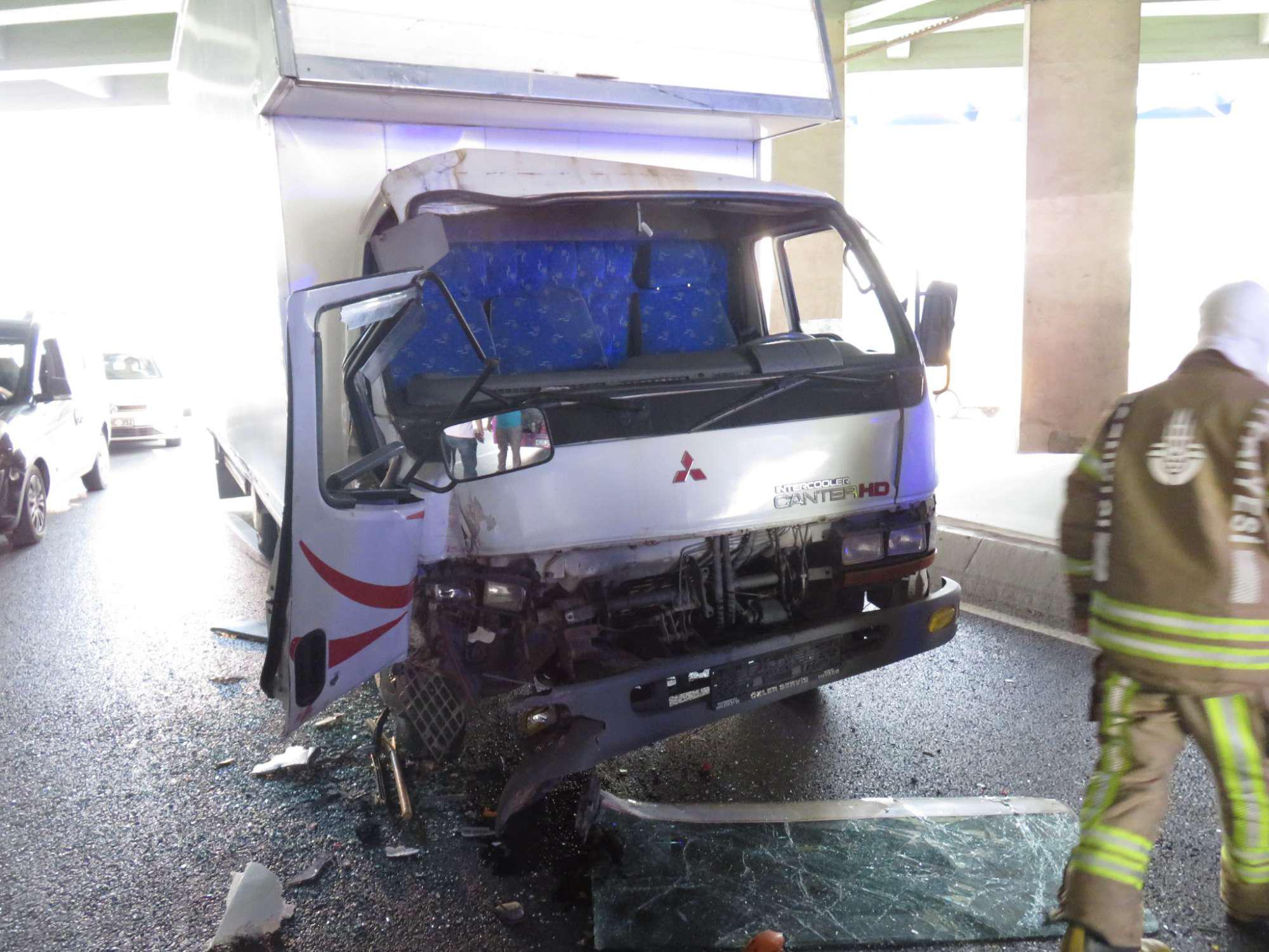 Üsküdarda kamyonet otobüse arkadan çarptı: 2 yaralı