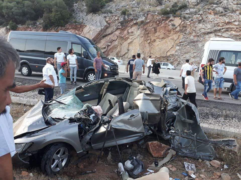 Antalyada mühendisler kaza yaptı: 3 ölü,1 ağır yaralı
