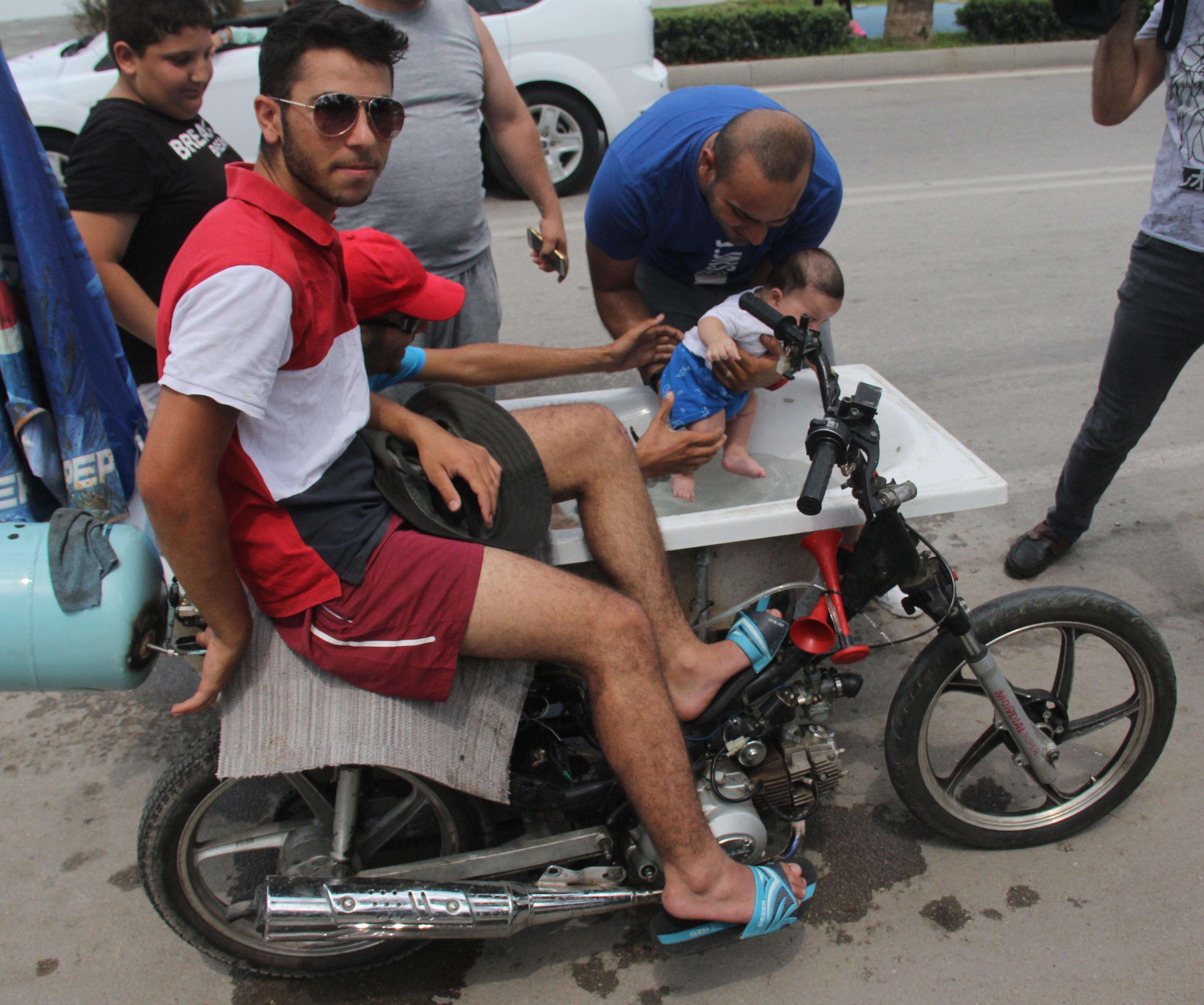 Adanada sıcaktan bunalan gençler motosikletli küvet yaptı