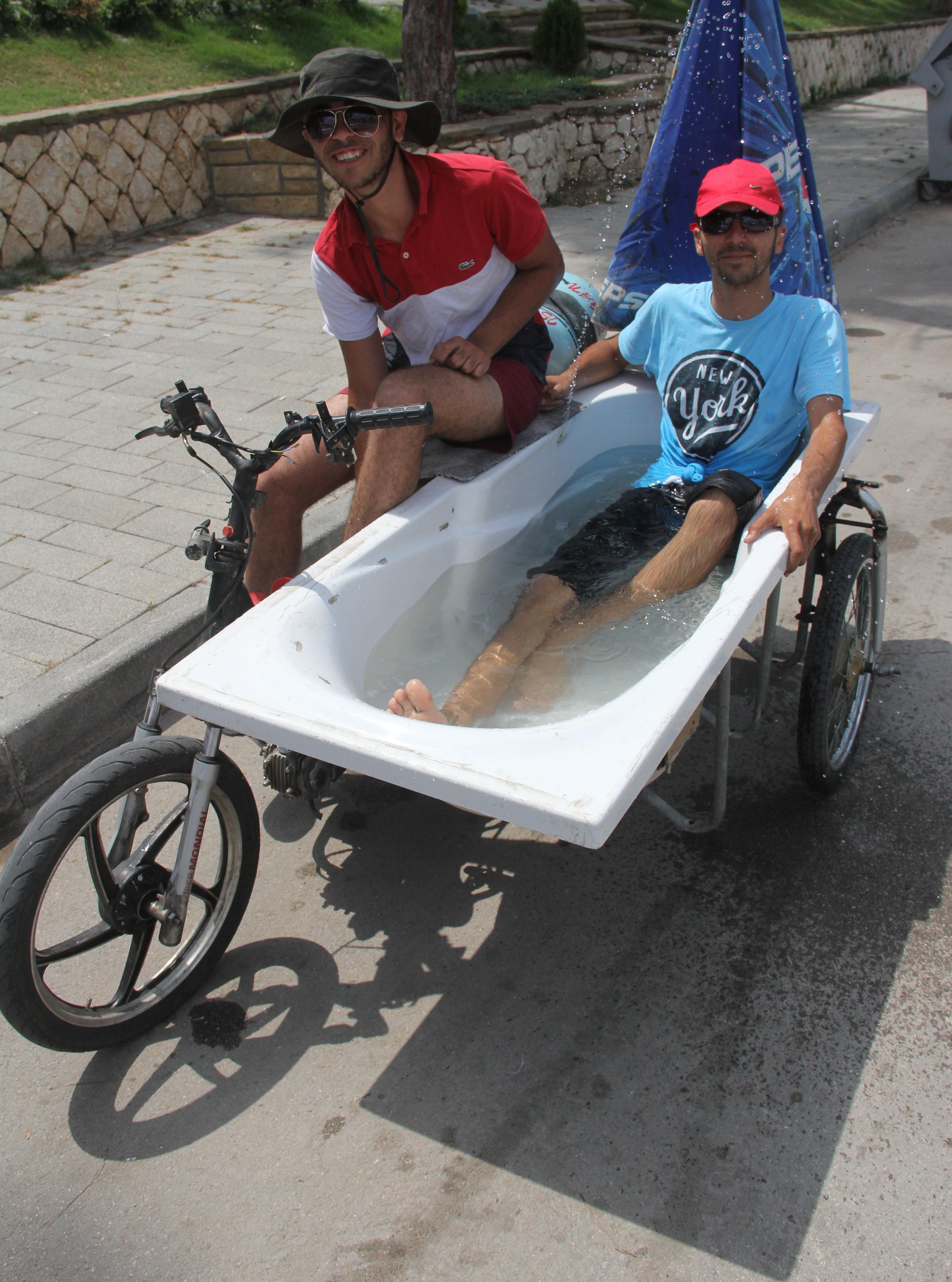Adanada sıcaktan bunalan gençler motosikletli küvet yaptı