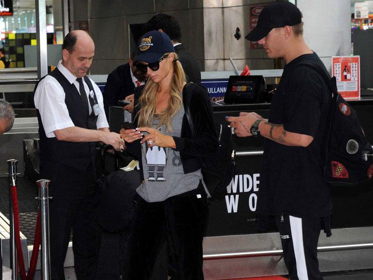 Paris Hilton havalimanında bagaj işlemleri uzayınca yere oturup dinlendi