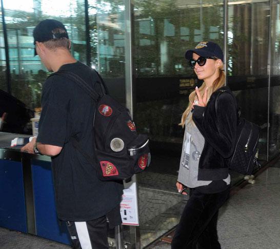 Paris Hilton havalimanında bagaj işlemleri uzayınca yere oturup dinlendi