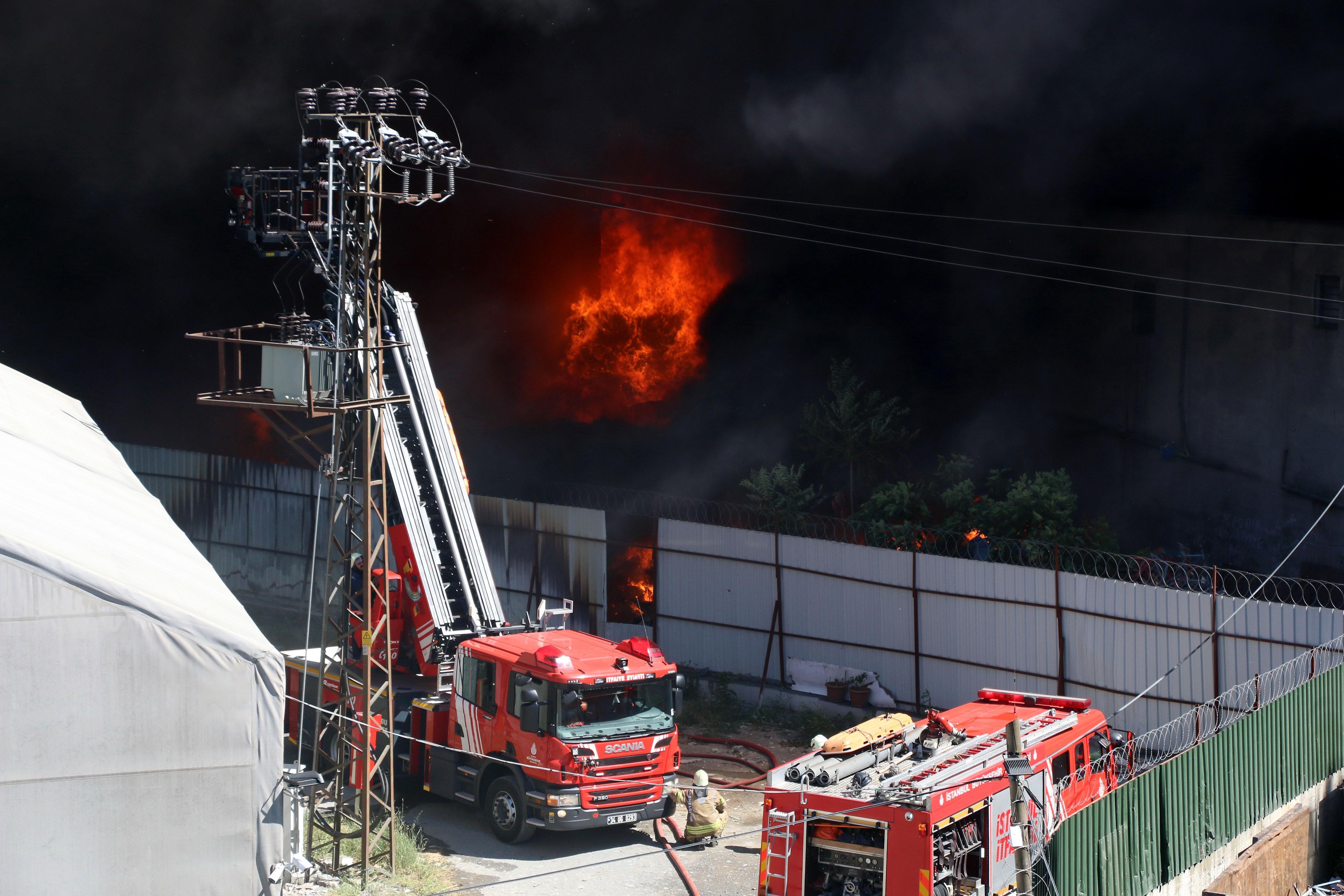 Son dakika... İstanbulda korkutan fabrika yangını
