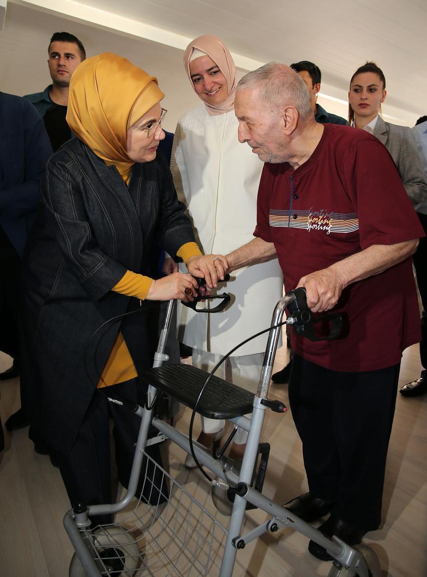 Emine Erdoğandan huzurevi ziyareti
