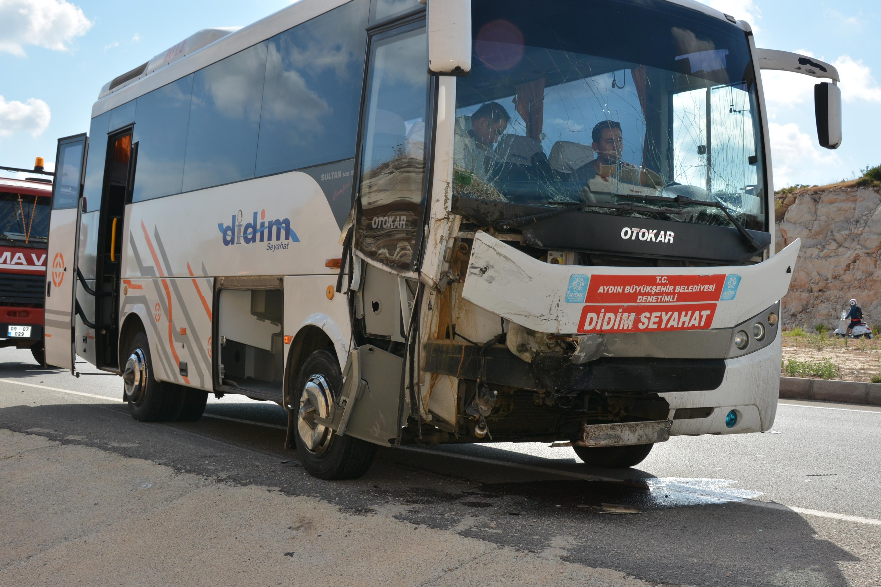 Didimde midibüs ile otobüs çarpıştı: 10 yaralı