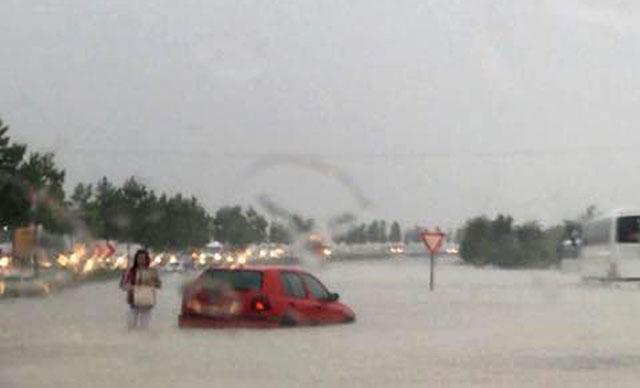 Denizli- Ankara kara yolu sel nedeniyle trafiğe kapandı