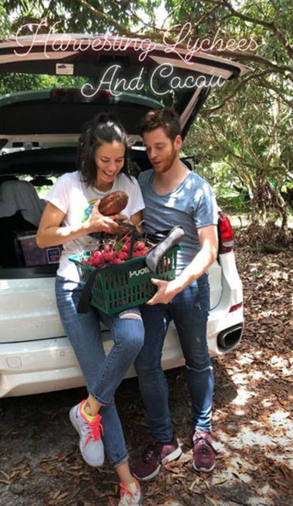 Adriana Lima ve Metin Hara meyve topladı