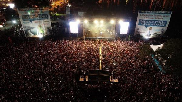 Murat Boz Ordu’da 60 bin kişilik miting alanında 40 bin kişiye konser verdi