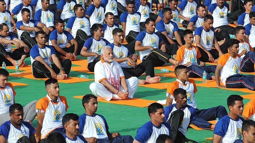 Başbakan 50 bin kişiyle yoga yaptı