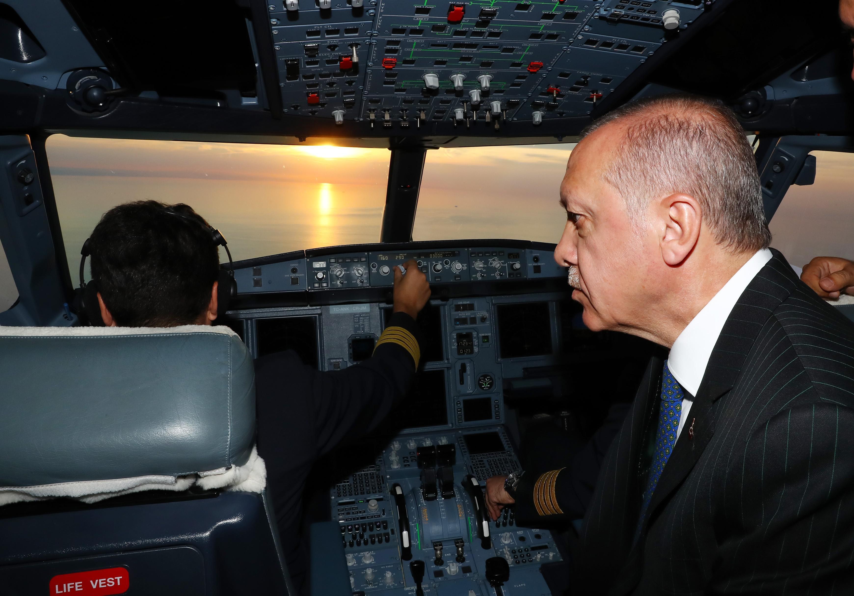 3. Havalimanında tarihi gün. İlk inişi Erdoğan yaptı