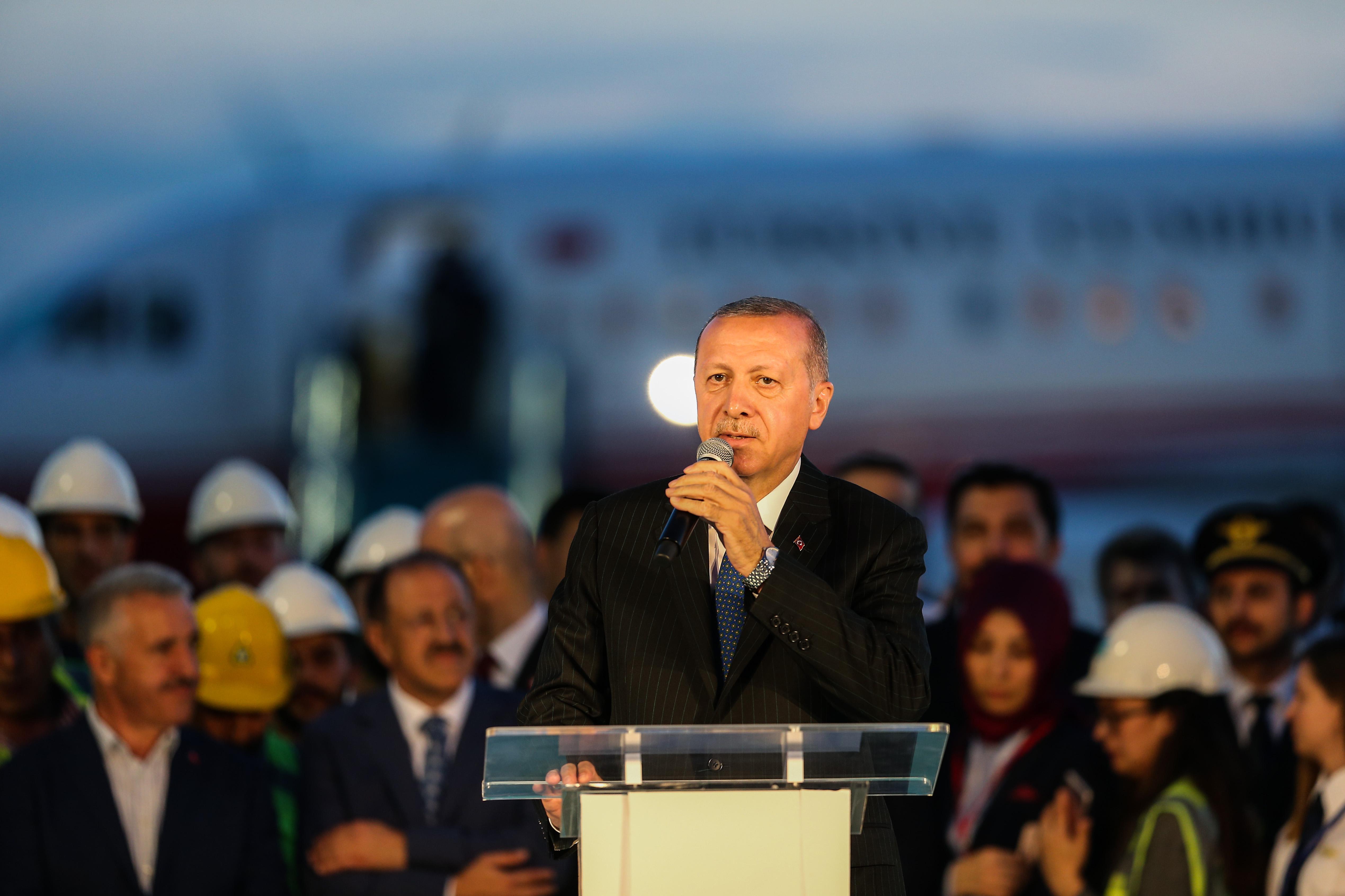 3. Havalimanında tarihi gün. İlk inişi Erdoğan yaptı