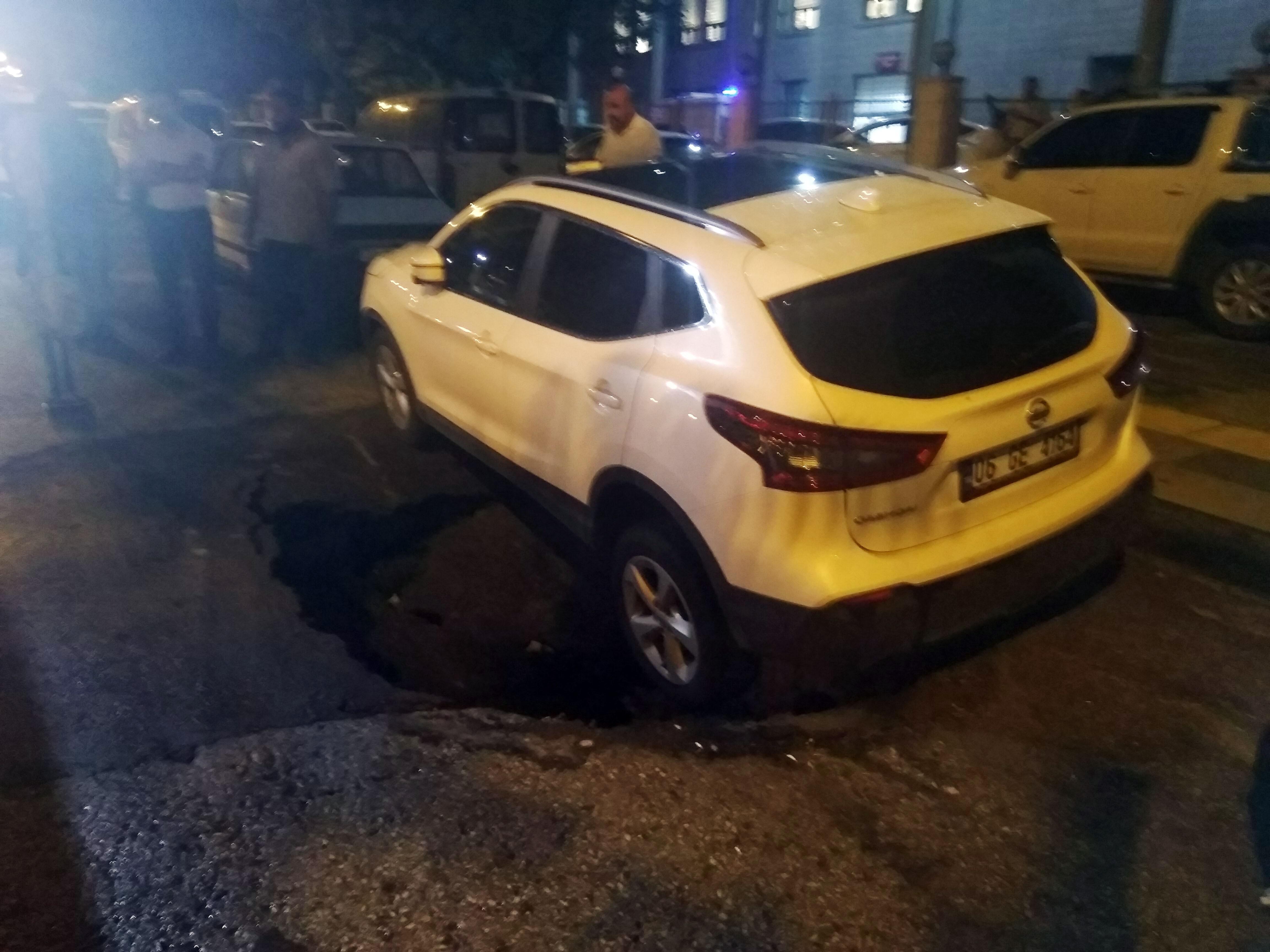 Ankarada sağanak yağış nedeniyle yol çöktü