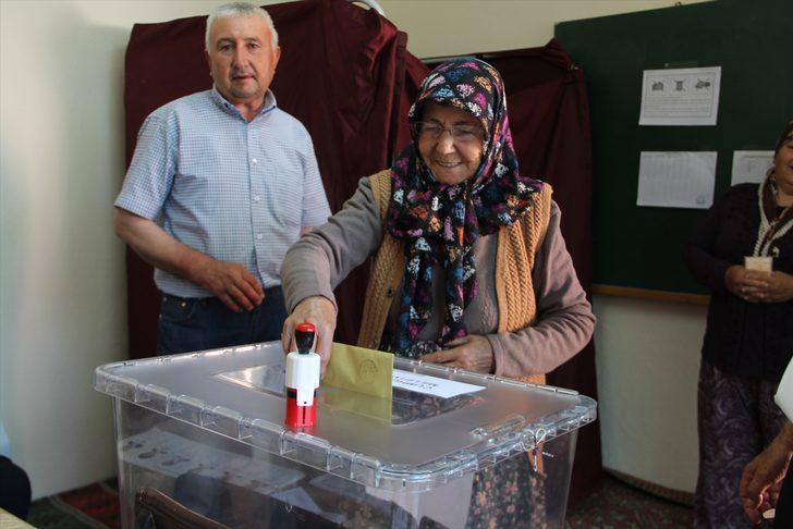 Manisada 48 nüfuslu mahallede, oy verme işlemi 32 dakikada bitti