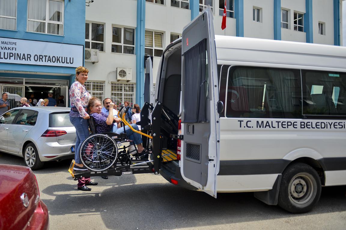 Maltepede engelliler ve yaşlılar ücretsiz servislerle sandıklara taşındı