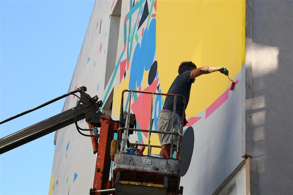Kadıköyün duvarları Mural Festivaliyle renklenmeye devam ediyor