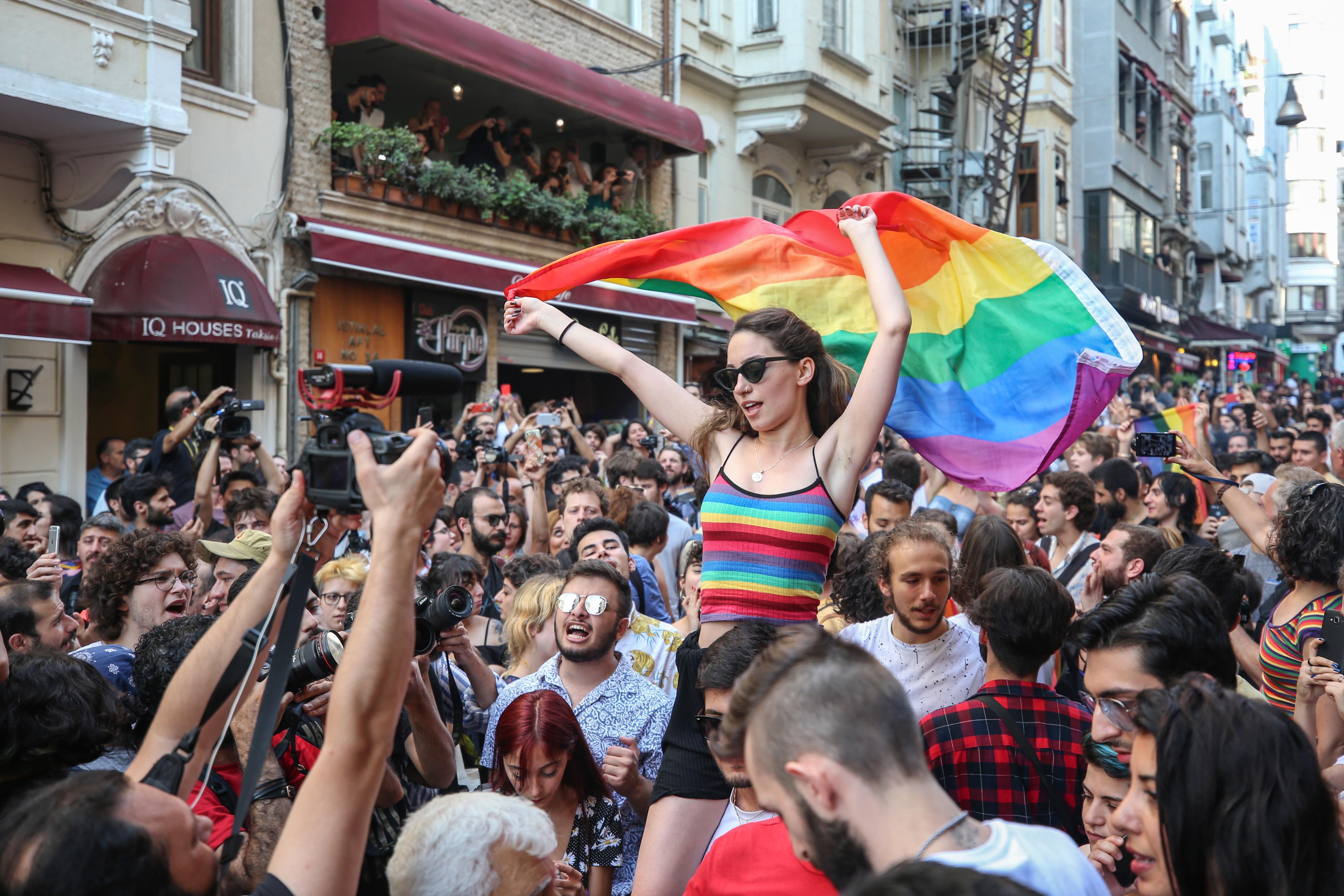 İstanbulda LGBTİnin Onur Yürüyüşüne polis müdahalesi