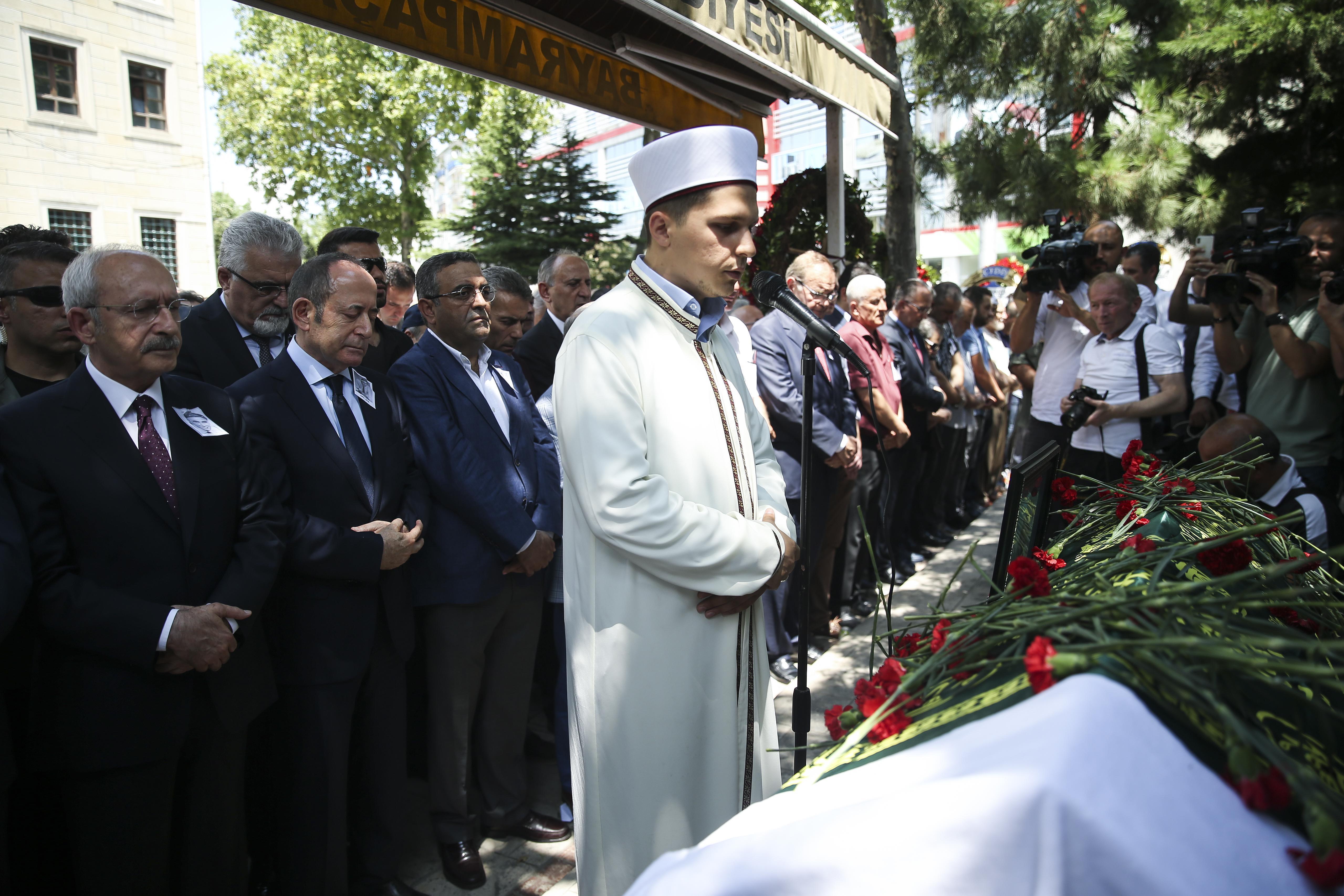 CHP lideri Kılıçdaroğlu İstanbulda cenaze törenine katıldı