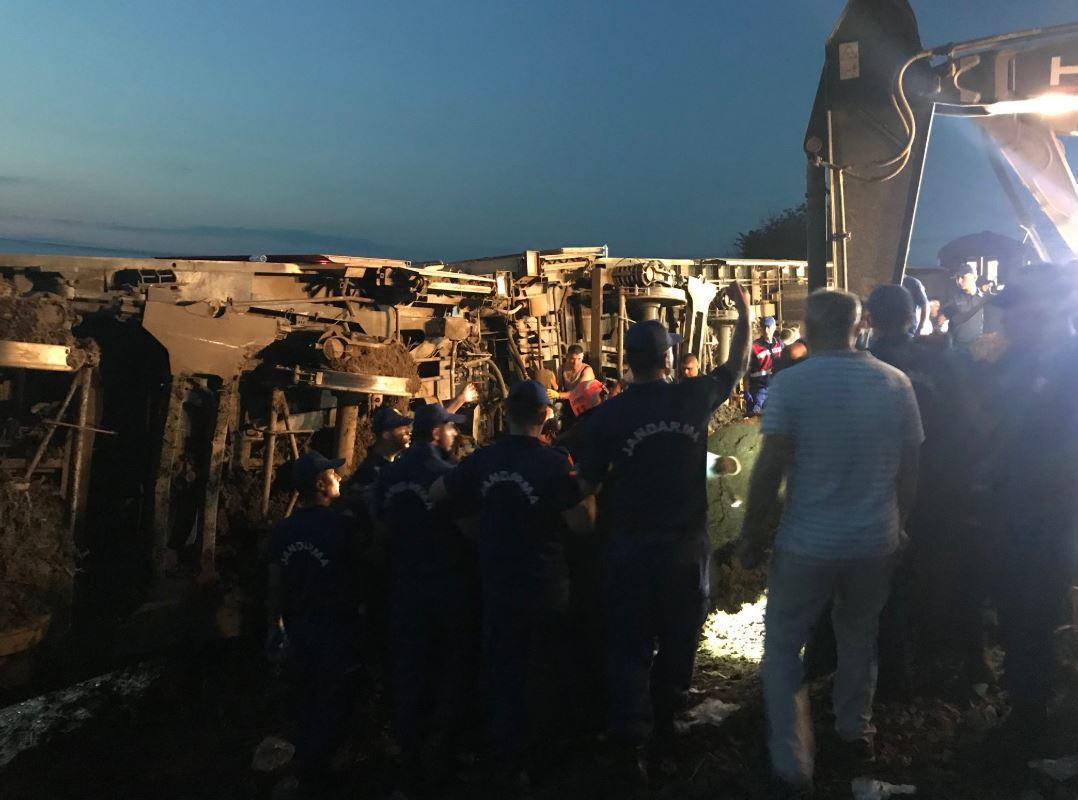 Çorlu’da yolcu treninin vagonu devrildi: Çok sayıda ölü ve yaralı var