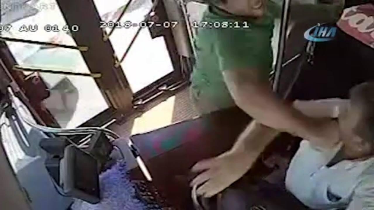 Öfkeli yolcu, seyir halindeki halk otobüsünde şoföre seri yumruklarla saldırdı