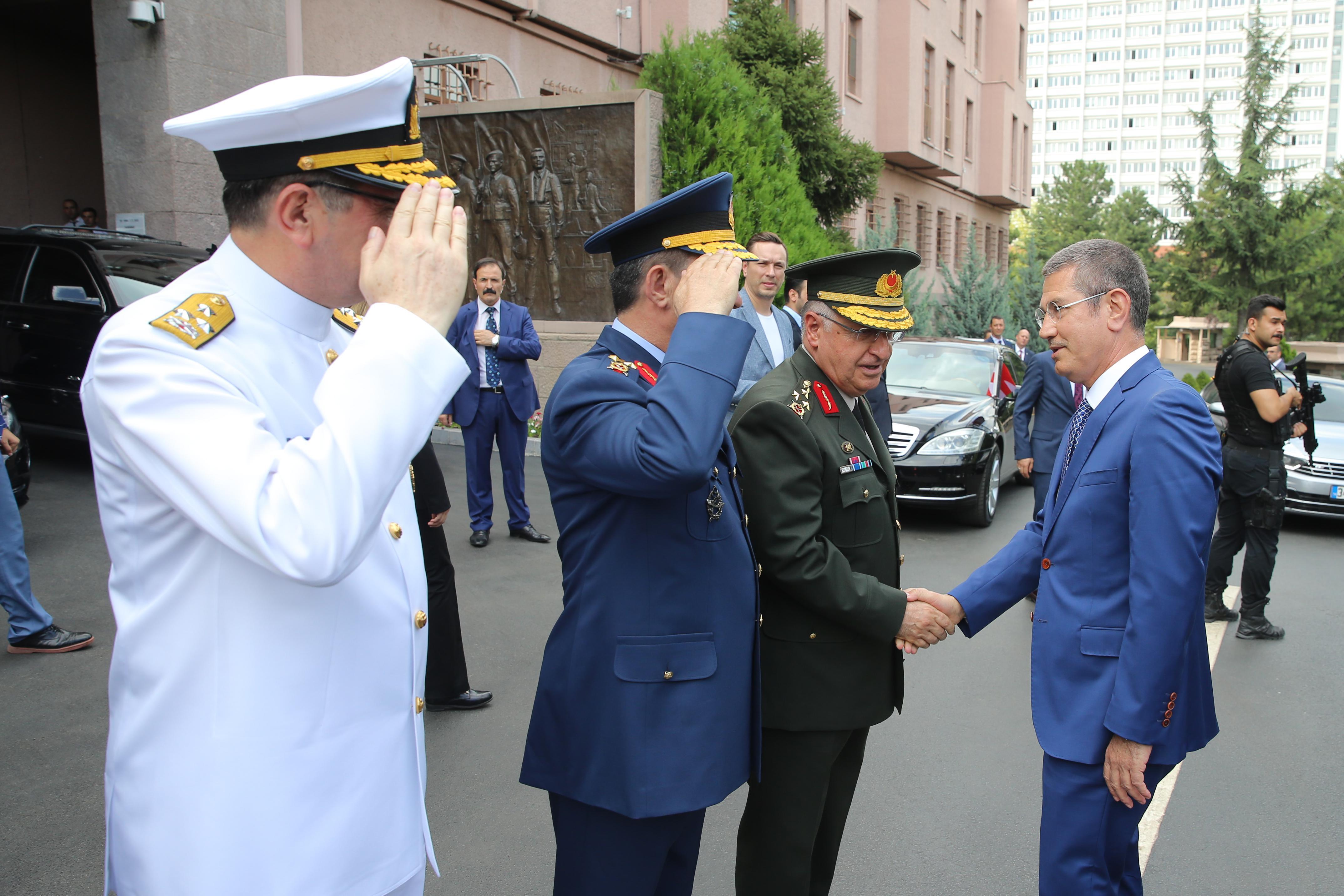 Milli Savunma Bakanı Hulusi Akar, görevi Nurettin Canikliden devraldı
