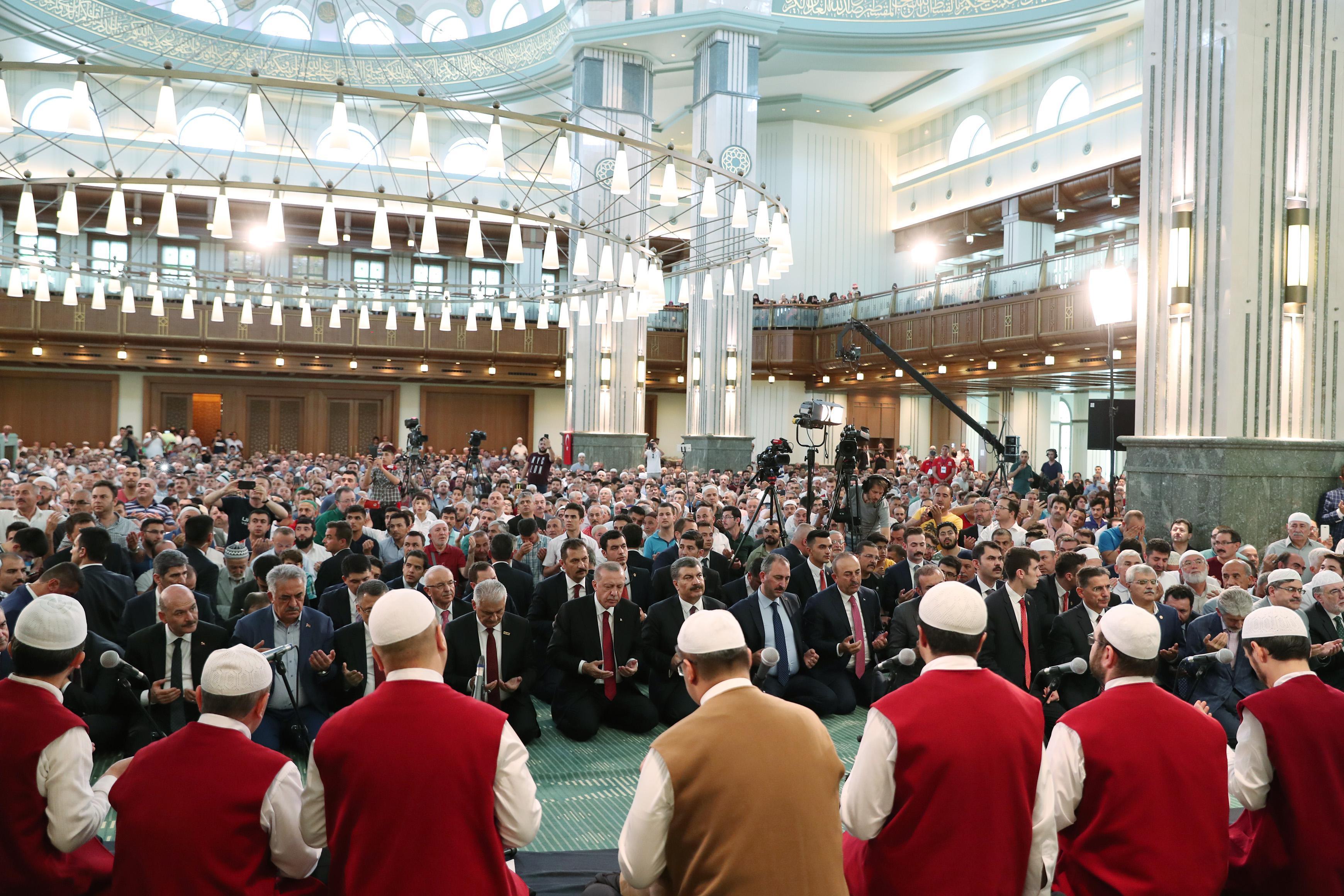 Erdoğan 15 Temmuz şehitleri için Kuran okudu