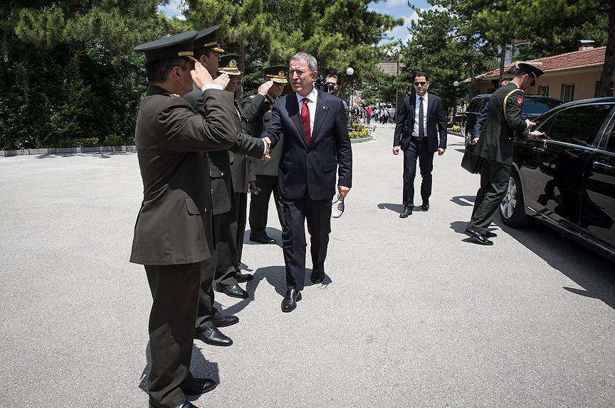 Milli Savunma Bakanı Hulusi Akardan şehit askerlere ziyaret