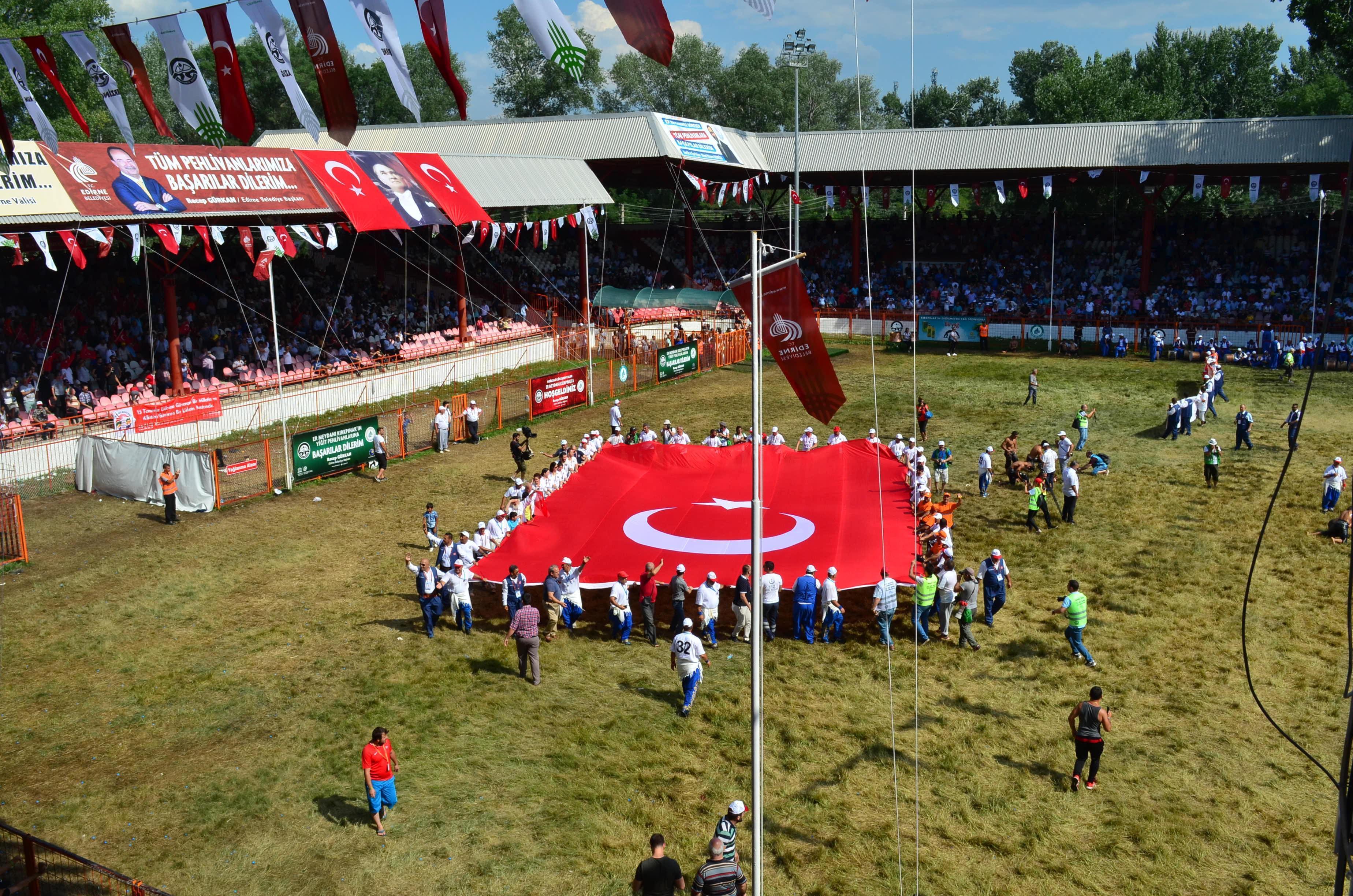 Kırkpınar Er Meydanında Türk bayrağı gezdirildi