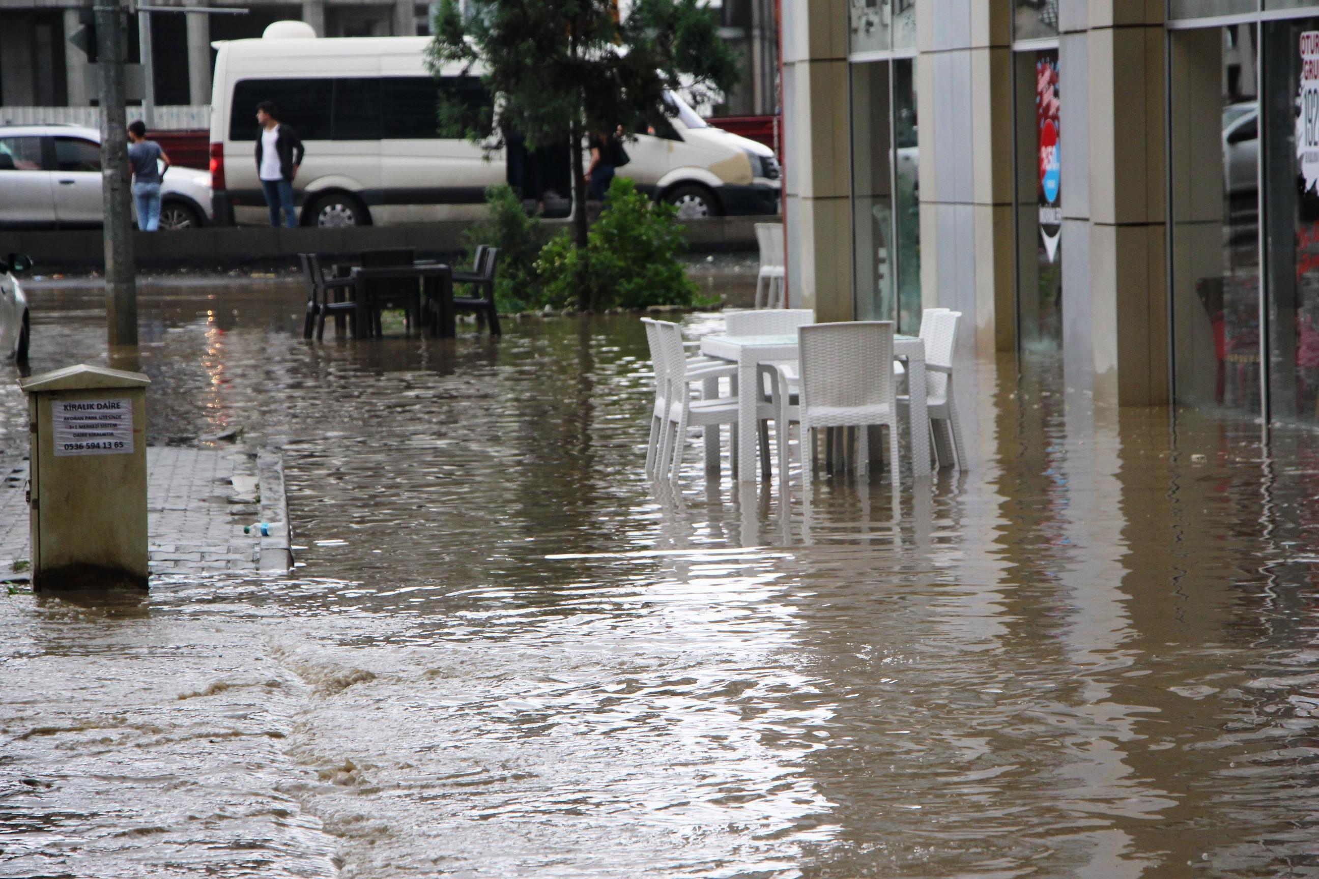 Trabzon’da aşırı yağış rögarları taşırdı