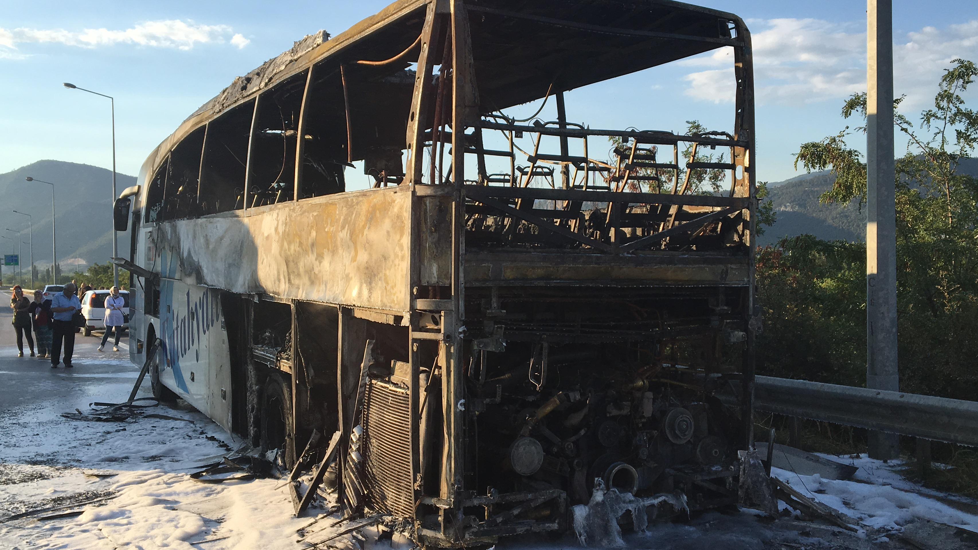 Kütahyada yolcu otobüsü alev alev yandı