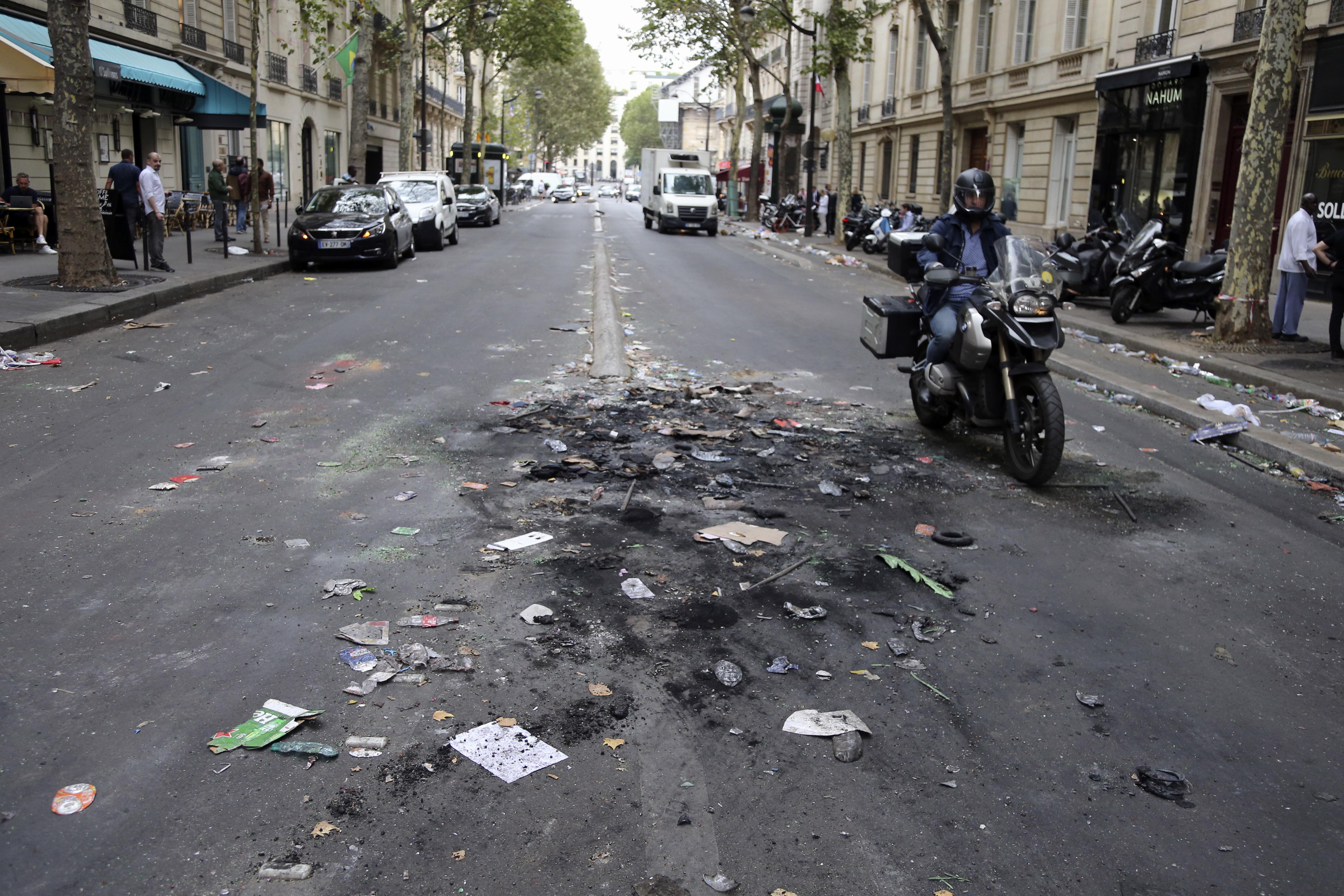 Fransada Dünya Kupası kutlamaları yağmaya dönüşünce polis müdahale etti
