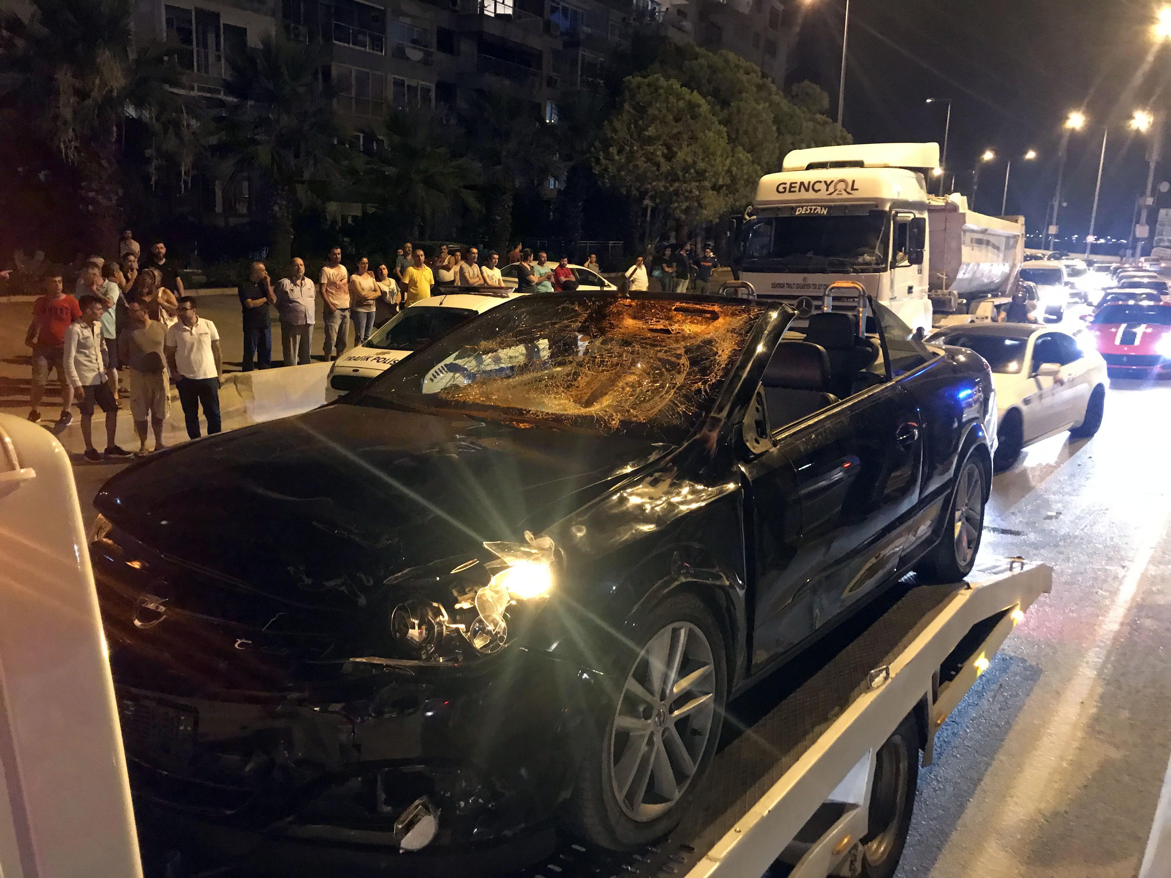 İzmirde otomobilin çarptığı baba ve kızı hayatını kaybetti