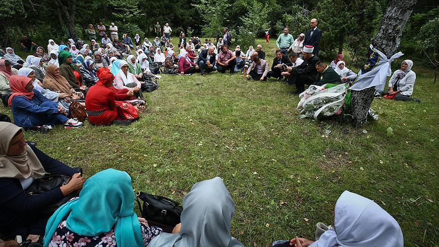Kurşuna dizilen Srebrenitsalı 6 Boşnak genci anıldı